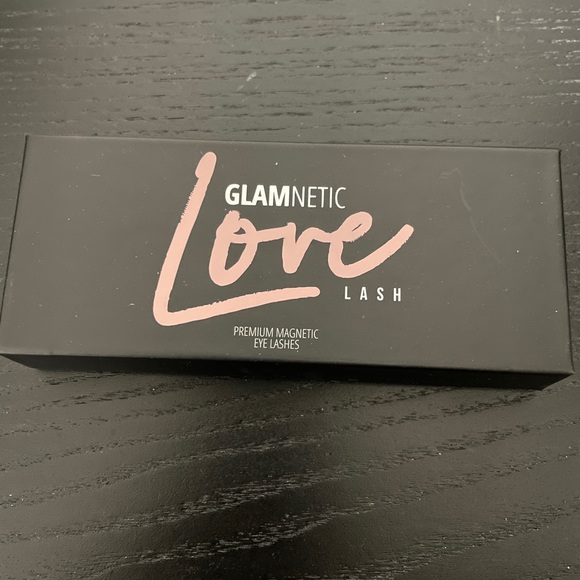 Glamnetic magnetic lashes - Picture 3 of 8